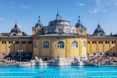 Szechenyi Termal Hamamı, Budapeşte 'deki Avrupa' nın en büyük banyo komplekslerinden biri..