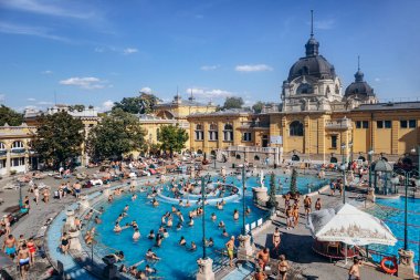 Budapeşte, Macaristan - 10 Ağustos 2024: Szechenyi Thermal Bath, Budapeşte 'deki Avrupa' nın en büyük banyo komplekslerinden biri..