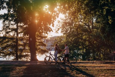 Budapeşte, Macaristan - 10 Ağustos 2024: Budapeşte Central City Park gün batımında