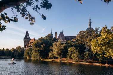 Vajdahunyad Şatosu, Budapeşte, Macaristan 'da şehir parkında yer alan romantik şatolardan biri.