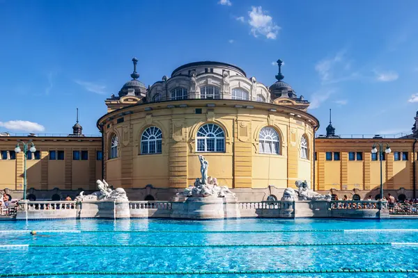 Szechenyi Termal Hamamı, Budapeşte 'deki Avrupa' nın en büyük banyo komplekslerinden biri..