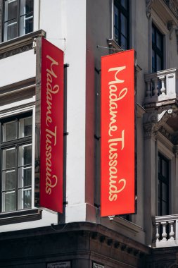 Budapeşte, Macaristan - 10 Ağustos 2024: Madam Tussauds 'un Orta Budapeşte' deki müze tabelası