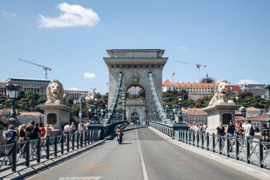 Budapeşte, Macaristan - 10 Ağustos 2024: Szechenyi Zinciri Köprüsü, Budapeşte 'nin batı ve doğu tarafları olan Buda ve Pest arasında Tuna Nehri boyunca uzanır.