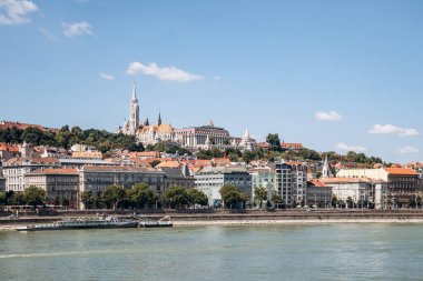 Güzel Tuna seti Budapeşte 'nin tam ortasında.