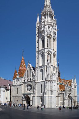 Budapeşte, Macaristan - 10 Ağustos 2024: Buda Kalesi 'nin Varsayımı Kilisesi, daha çok Matthias Kilisesi olarak bilinir.