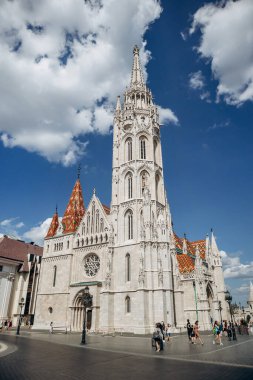 Budapeşte, Macaristan - 10 Ağustos 2024: Buda Kalesi 'nin Varsayımı Kilisesi, daha çok Matthias Kilisesi olarak bilinir.