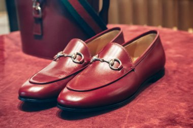 Budapeşte, Macaristan - 10 Ağustos 2024: Budapeşte 'nin orta kesimindeki bir butik vitrininde Gucci mokasenleri