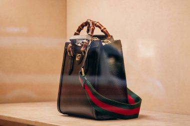 Budapeşte, Macaristan - 10 Ağustos 2024: Budapeşte 'nin merkezinde bir mağaza vitrininde Gucci çanta