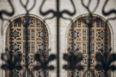 Art Nouveau tarzı arka planda demir balkon korkulukları ve Budapeşte Sinagogu vardı..