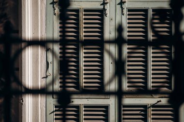 Nice 'deki geleneksel yeşil panjurlar işlenmiş demir kafesler aracılığıyla.