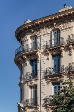 Nice 'in merkezindeki tarihi bir binanın cephesi.