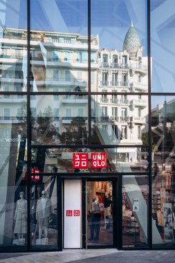 Nice, Fransa - 27 Temmuz 2024: Nice 'in merkezindeki Uniqlo mağazası