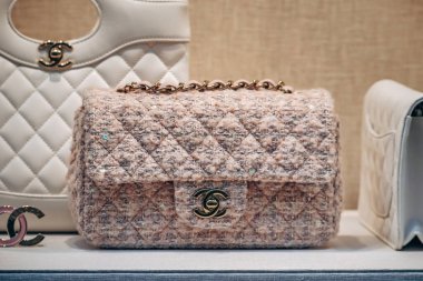 Nice, Fransa - 27 Temmuz 2024: Chanel çantaları ve aksesuarları Nice 'teki bir butik vitrininde yakın çekim
