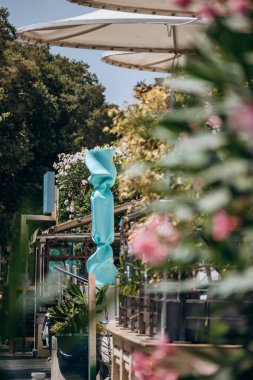 Nice, Fransa - 27 Temmuz 2024 Laurence JENK 'in heykeli şeker şeklinde, Nice' teki ünlü Boscolo Nice Oteli 'nin önünde.