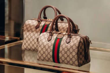 Nice, Fransa - 27 Temmuz 2024: Nice 'in ortasında bir butikte Gucci çantaları yakın çekim