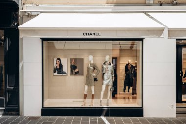 Nice, Fransa - 27 Temmuz 2024: Fransız Rivierası 'nda Nice' in merkezindeki Chanel butik mağazası
