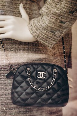 Nice, Fransa - 27 Temmuz 2024: Nice 'deki bir butik vitrininde Chanel çanta yakın çekim