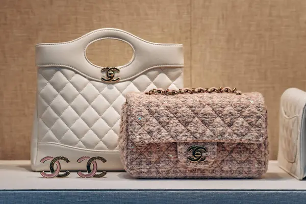 Nice, Fransa - 27 Temmuz 2024: Chanel çantaları ve aksesuarları Nice 'teki bir butik vitrininde yakın çekim