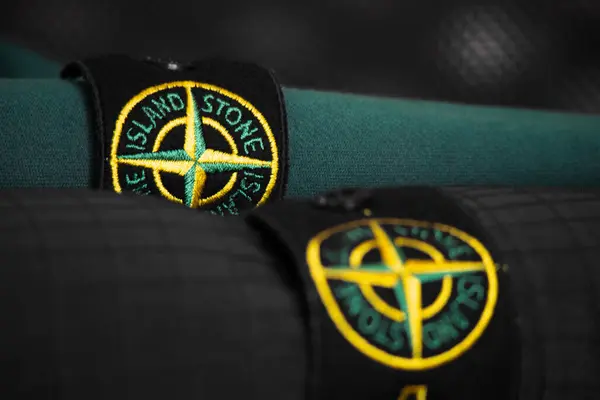 Nice, Fransa - 27 Temmuz 2024: Stone Island markasından iki parça üzerinde pusula ve bir rüzgar gülü tasvir eden ünlü bir yama.