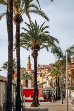 Menton, Fransa - 31 Ağustos 2024: Fransız Rivierası 'ndaki Menton şehir merkezindeki gezinti alanı