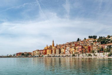 Güneşli bir günde Menton şehrinin renkli, parlak yüzleri