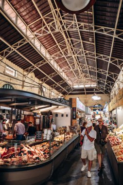 Menton, Fransa - 31 Ağustos 2024: Fransız Rivierası 'ndaki Menton' daki ünlü gıda pazarı