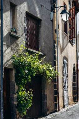 Eski çeyreklik ve Clermont-Ferrand 'ın bir parçası olan Montferrand' ın detayları.