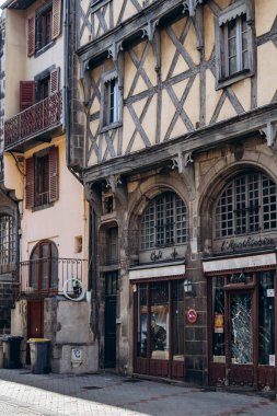 Eski çeyreklik ve Clermont-Ferrand 'ın bir parçası olan Montferrand' ın detayları.