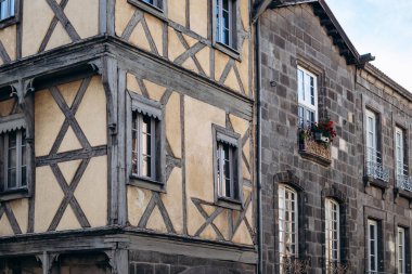 Eski çeyreklik ve Clermont-Ferrand 'ın bir parçası olan Montferrand' ın detayları.