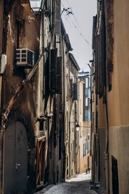 Clermont-Ferrand, Fransa - 8 Temmuz 2024: Jaude Meydanı yakınlarındaki Clermont Ferrand merkez bölgesi