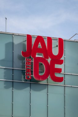 Clermont-Ferrand, Fransa - 8 Temmuz 2024: Jaude Meydanı 'ndaki Jaude alışveriş merkezinin işareti