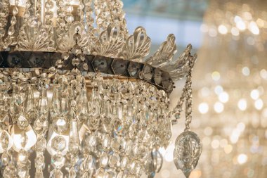 Güzel, Fransa - 16 Temmuz 2024: Efsanevi Hotel Negresco 'nun Salon Royal' indeki meşhur Baccarat kristal avizesi