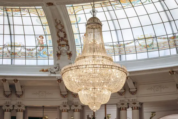 Güzel, Fransa - 16 Temmuz 2024: Efsanevi Hotel Negresco 'nun Salon Royal' indeki meşhur Baccarat kristal avizesi