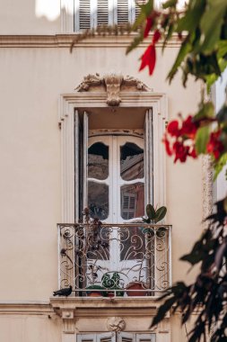 Fransa 'nın güneyindeki Toulon' da güzel bir sanat eseri penceresi.