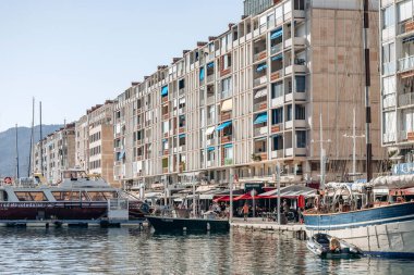 Toulon, Fransa - 10 Temmuz 2024: Toulon 'da deniz kenarında yapıcı binalar