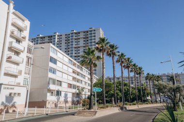 Toulon, Fransa - 10 Temmuz 2024: Toulon 'da deniz kenarında yapıcı binalar