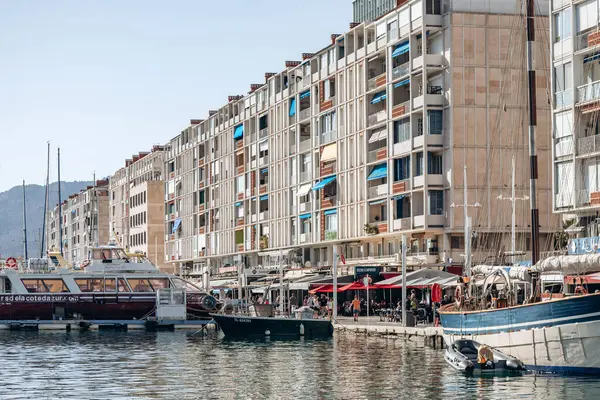 Toulon, Fransa - 10 Temmuz 2024: Toulon 'da deniz kenarında yapıcı binalar