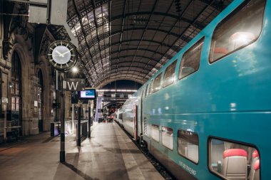 Nice, Fransa - 10 Temmuz 2024: Nice Ville istasyonunda Ouigo treni