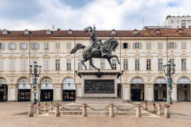 Torino, İtalya - 6 Ekim 2024: Piazza San Carlo, Piazza Reale, Piazza d 'Armi ve Napolyon, İtalya' nın Torino kentinin ana meydanlarından biri.