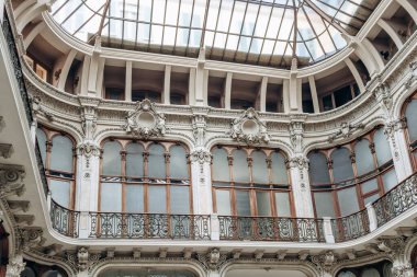 Torino, İtalya - 6 Ekim 2024: Galleria Subalpina, Torino 'nun tarihi merkezinde bulunan ikonik tarihi bir bina.