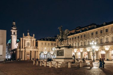 Torino, İtalya - 6 Ekim 2024: Piazza San Carlo, Piazza Reale, Piazza d 'Armi ve Napolyon, İtalya' nın Torino kentinin ana meydanlarından biri.