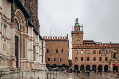 Bologna, İtalya - 6 Ekim 2024: Piazza Maggiore, Bologna, Emilia-Romagna bölgesinde merkezi bir meydan