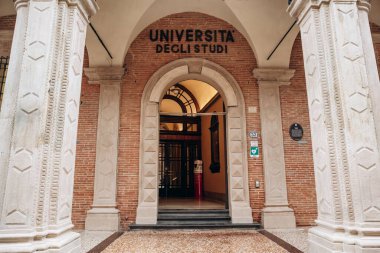 Bologna, İtalya - 6 Ekim 2024: Dünyaca ünlü Bologna Üniversitesi 'ne Giriş