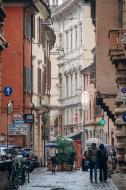 Bologna, İtalya - 6 Ekim 2024: Bolonya 'nın merkezinde sokak ve mimari