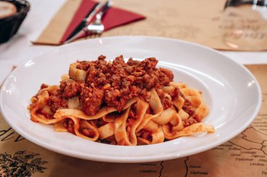 Bolonez makarnası (Ragu alla bolonez) Bolonya 'nın ortasında.