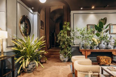 Bologna, İtalya - 6 Ekim 2024: Bolonya 'nın merkezinde Fabrizio Cocchi Showroom