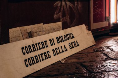 Bologna, İtalya - 6 Ekim 2024: Bologna 'da bir basın büfesinin sökülmüş işareti