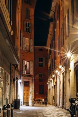 Bologna, İtalya - 6 Ekim 2024: Bolonya 'nın merkezinde sokak ve mimari