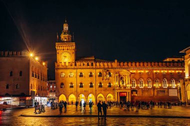 Bologna, İtalya - 6 Ekim 2024: Piazza Maggiore, Bologna, Emilia-Romagna bölgesinde merkezi bir meydan