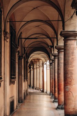 Bolonya 'nın önemli bir kültürel ve mimari mirası olan Bologna' nın portikoları, şehrin bir sembolünü temsil etmektedir.
